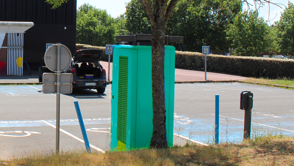 Borne de recharge sans câble (photo retouchée manuellement)