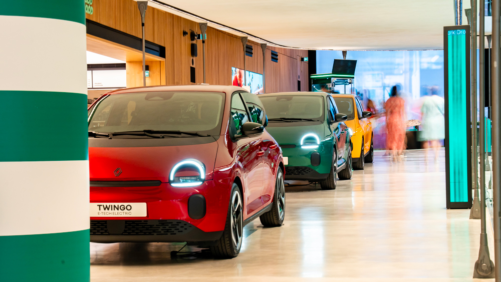 Renault Twingo E-Tech au Défilé des Champs-Elysées
