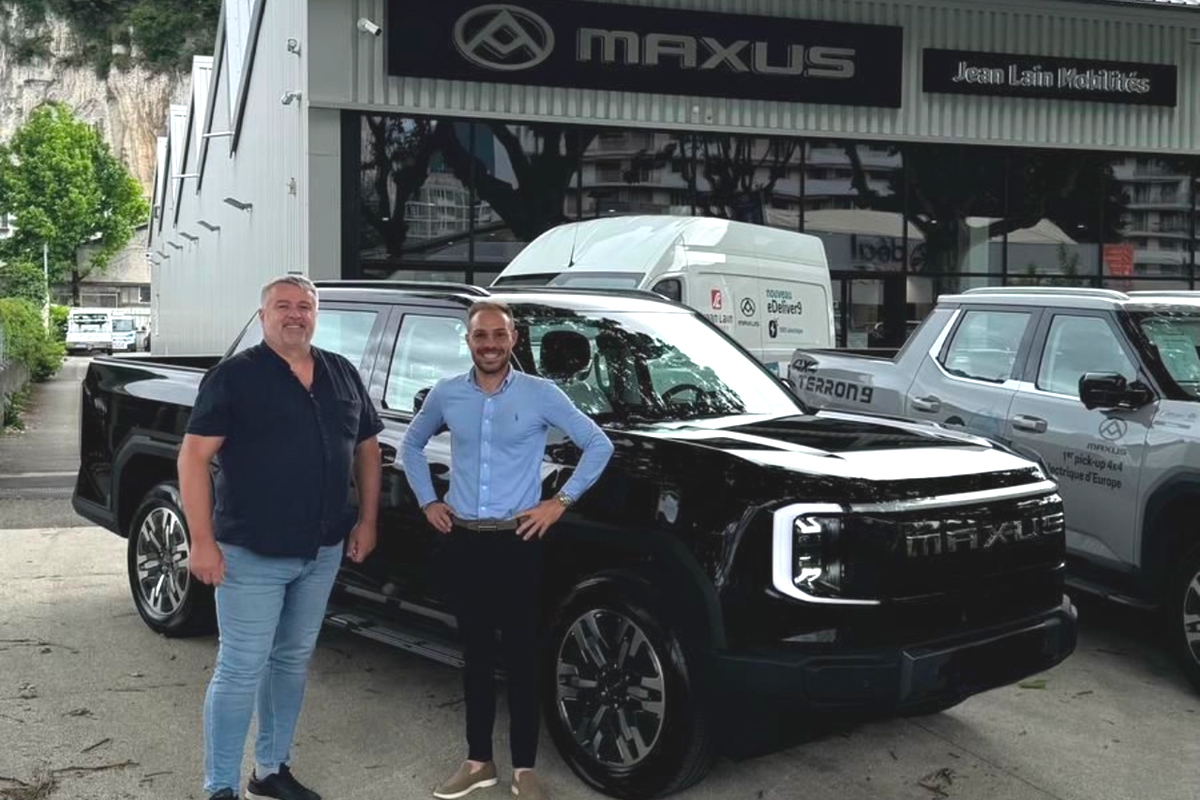 A gauche, Sébastien Sarret et son pick-up électrique eTerron 9 à la concession Maxus