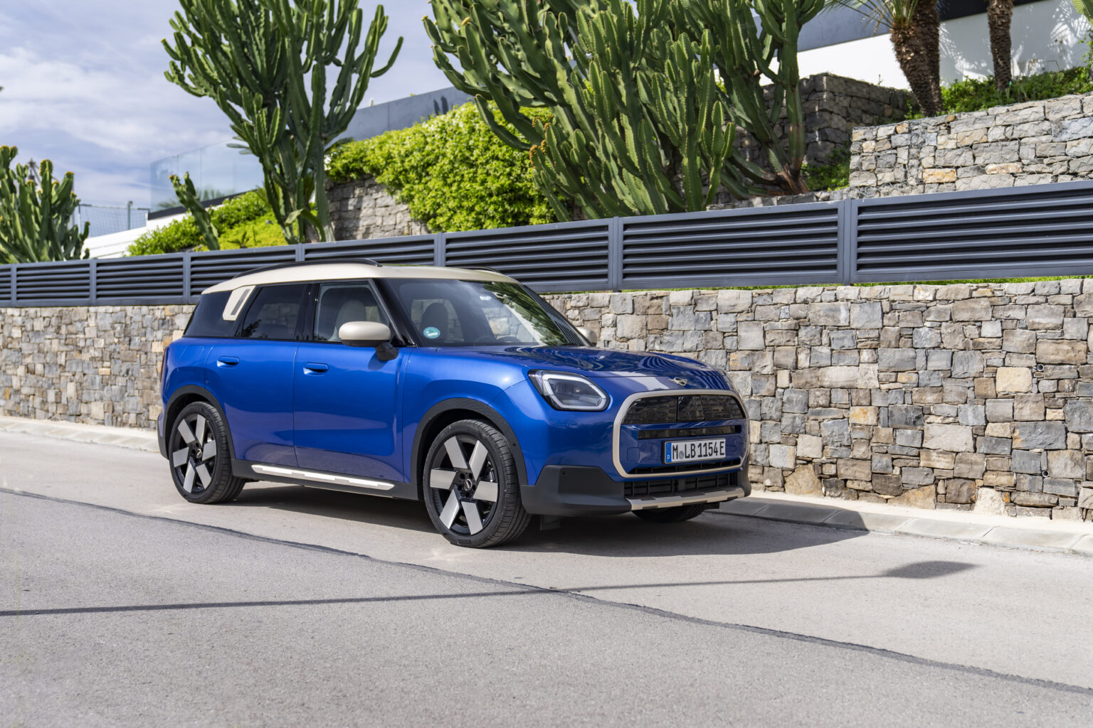 MINI Countryman électrique bleue avec toit crème, vue trois-quarts avant