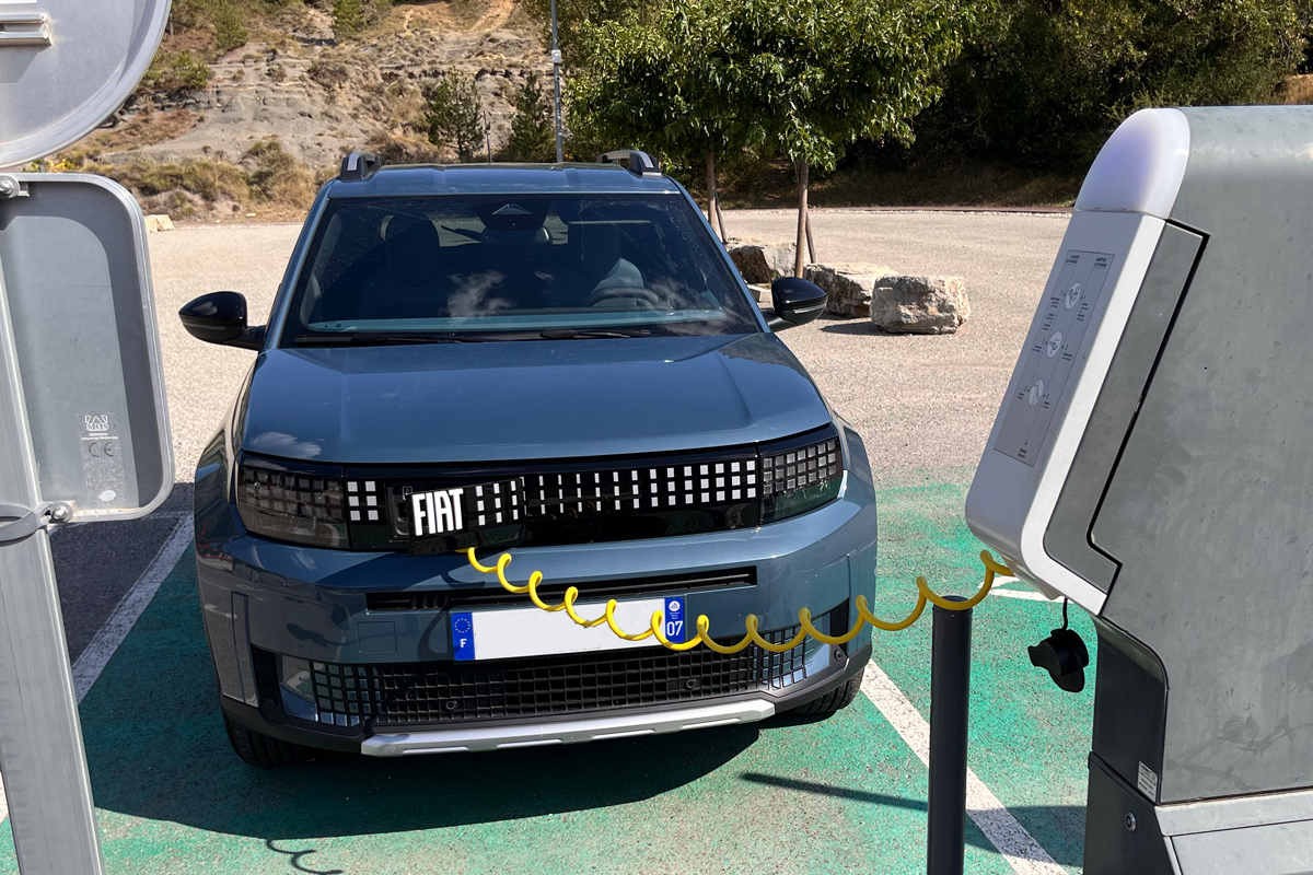 La Fiat Grande Panda de Maxime sur une borne AC