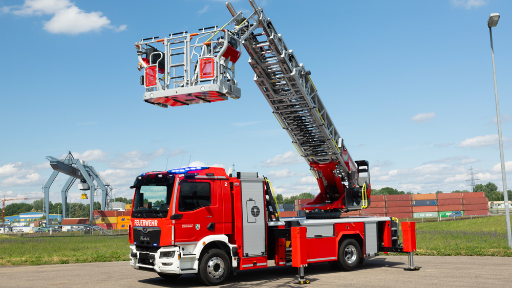 Camion échelle de pompiers électrique MAN eTGM