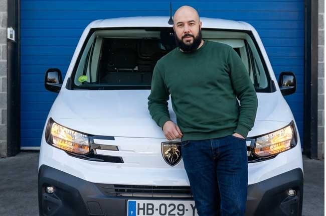 Hicham Laslaa devant un des VUL du parc de Bloq.it Hicham Laslaa devant un des VUL du parc de Bloq.it