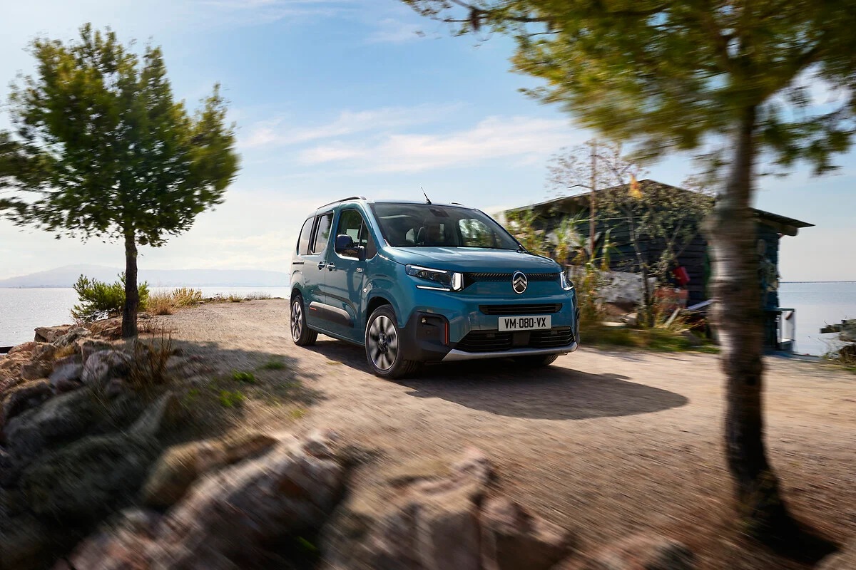 Citroën ë-Berlingo électrique bleu garé sur un chemin en bord de mer
