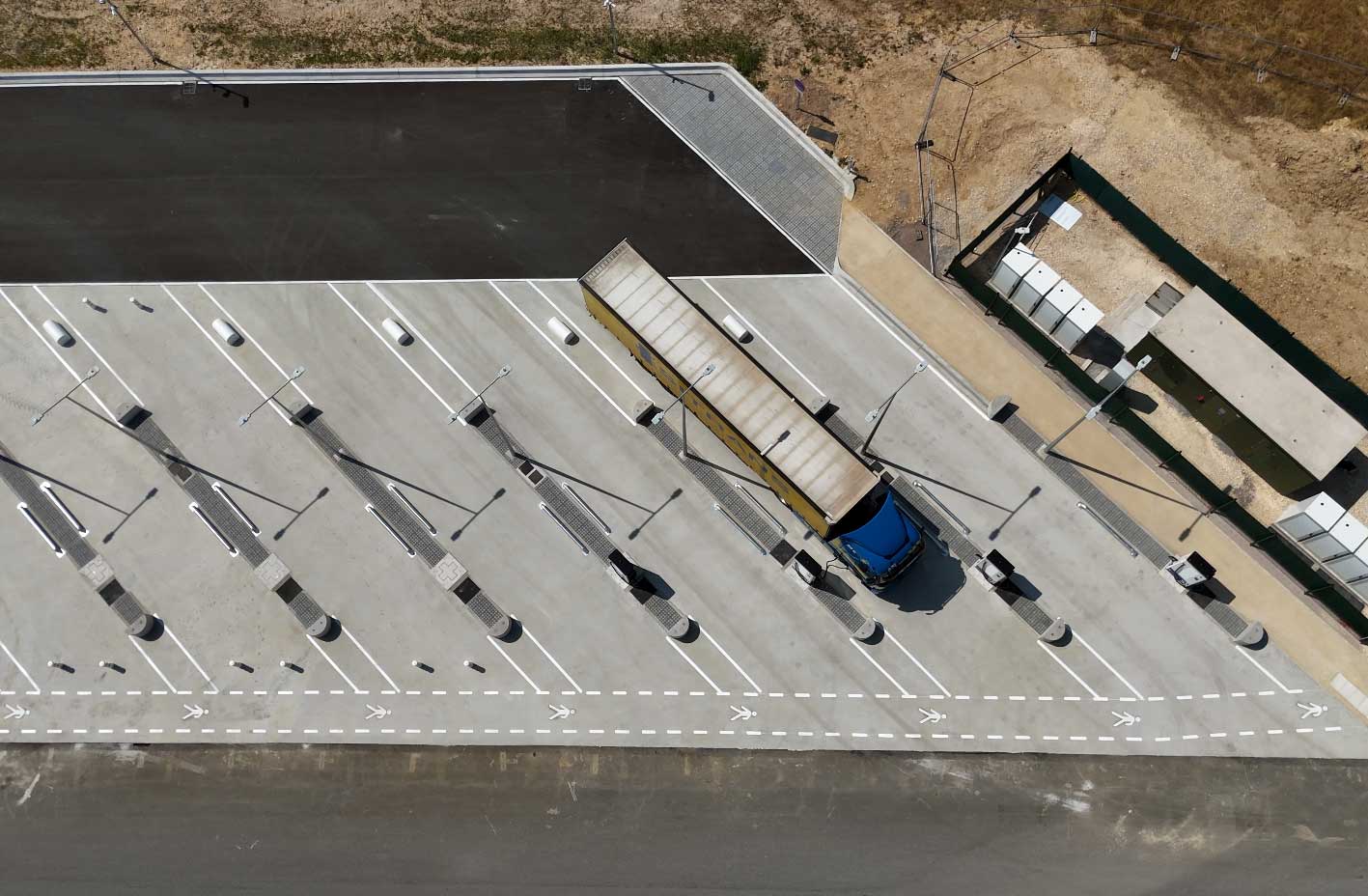 Station de recharge ultra-rapide pour poids lourds électriques