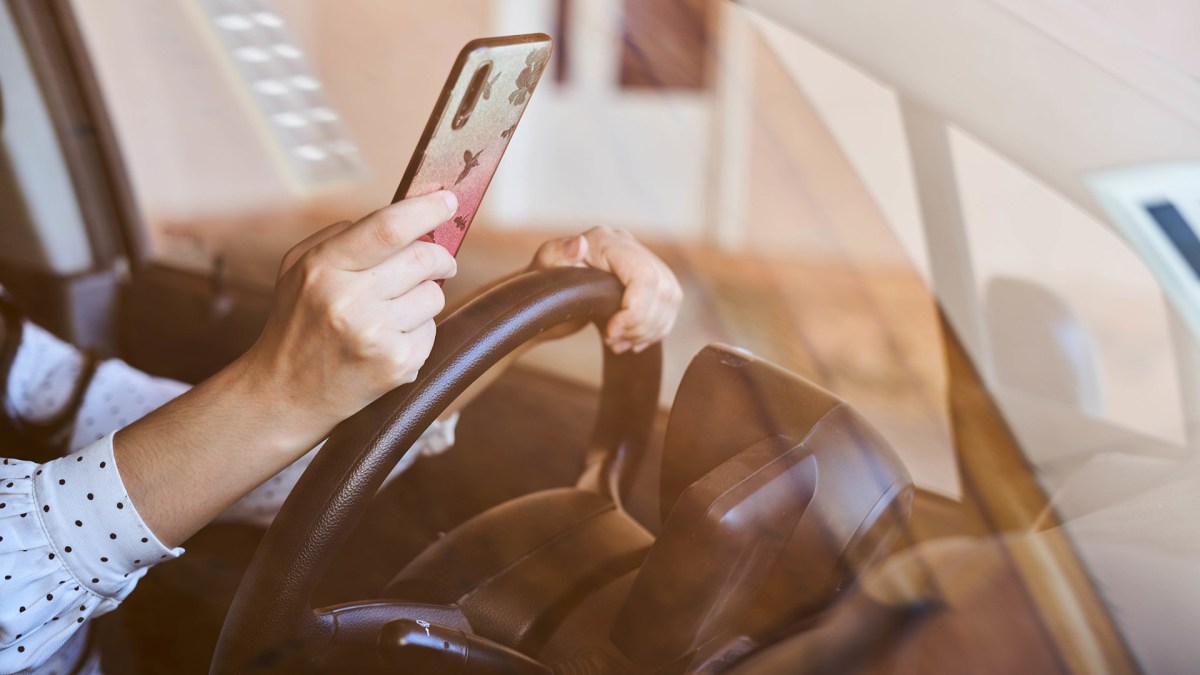 smartphone téléphone volant route