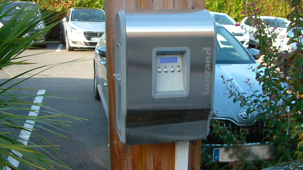 Borne de recharge AC sur parking